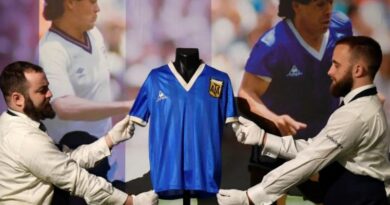 Subastaron en casi 9 millones de dólares la mítica camiseta de Maradona