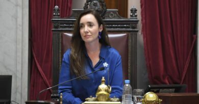Villarruel cruzó a Adorni: “Me parece una vergüenza su accionar y sus explicaciones”