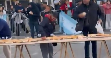 Insólito: vecinos saquearon un sándwich gigante de matambre a la pizza en Avellaneda Insólito: vecinos saquearon un sándwich gigante de matambre a la pizza en Avellaneda