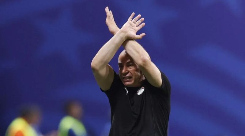 Qué significa el gesto de la “X” que hizo el DT de Egipto en el partido ante Argentina