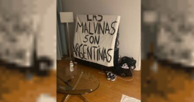 La historia de la bandera de Malvinas que terminó en manos de los jugadores argentinos
