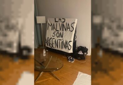La historia de la bandera de Malvinas que terminó en manos de los jugadores argentinos