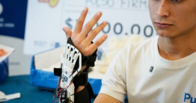 Estudiantes cordobeses crean una mano robótica para rehabilitación de personas con Parkinson y artritis