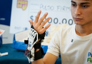 Estudiantes cordobeses crean una mano robótica para rehabilitación de personas con Parkinson y artritis